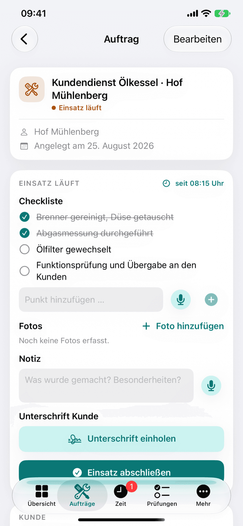 Zunftheld-App auf dem iPhone (Demo-Daten): Auftrag „Kundendienst Ölkessel“ mit laufendem Einsatz seit 08:15 Uhr — Checkliste mit zwei von vier erledigten Punkten, Fotos, Notiz, „Unterschrift einholen“ und „Einsatz abschließen“.