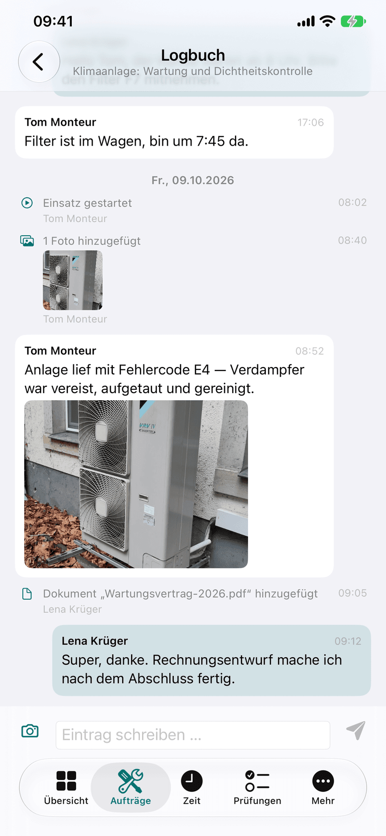 Zunftheld-App auf dem iPhone (Demo-Daten): Logbuch zum Auftrag „Klimaanlage: Wartung und Dichtheitskontrolle“ — Nachrichten zwischen Büro und Techniker, eine davon mit dem Foto eines Klima-Außengeräts, dazwischen die Ereignisse Einsatz gestartet, Foto und Dokument hinzugefügt.