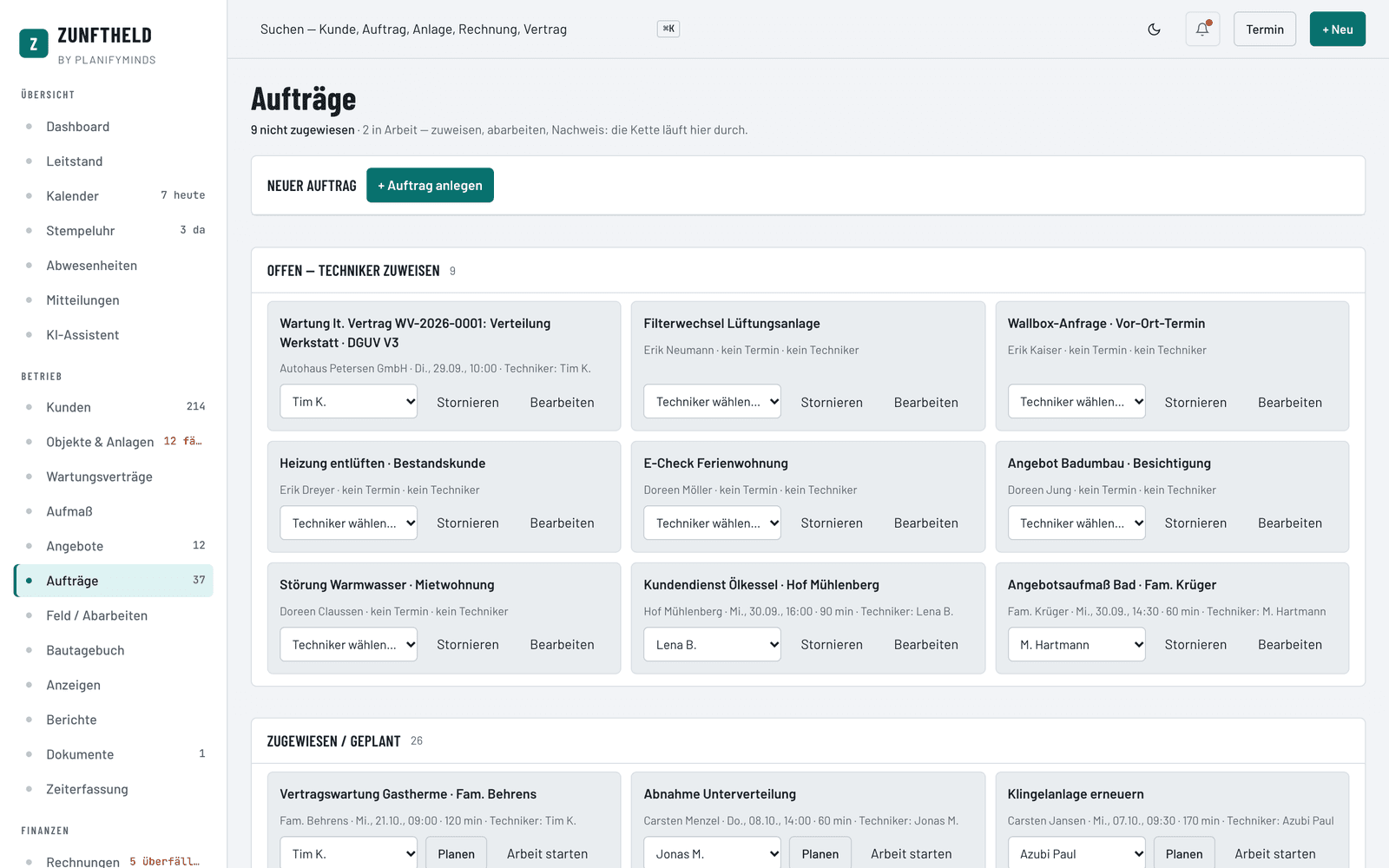 Auftrags-Workflow in Zunftheld: offene Aufträge mit Techniker-Zuweisung, zugewiesene und laufende Aufträge mit Aktionen wie „Arbeit starten“ und „Abschließen“.