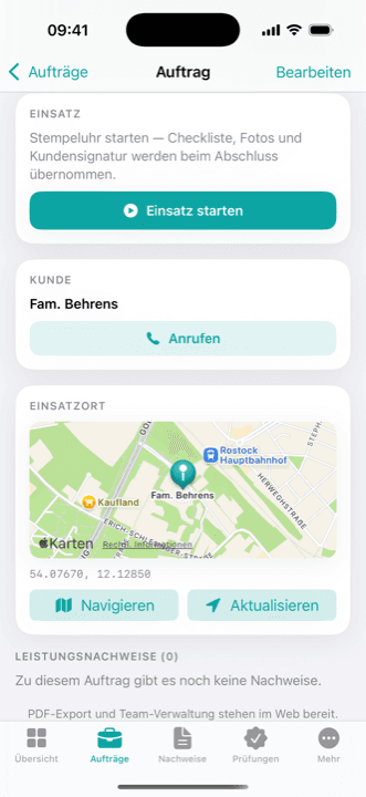 Zunftheld-App auf dem iPhone: Auftrag mit Einsatzort-Karte (Marker beim Kunden in Rostock), Koordinaten, Navigieren-Button und Stempeluhr für den Einsatz.